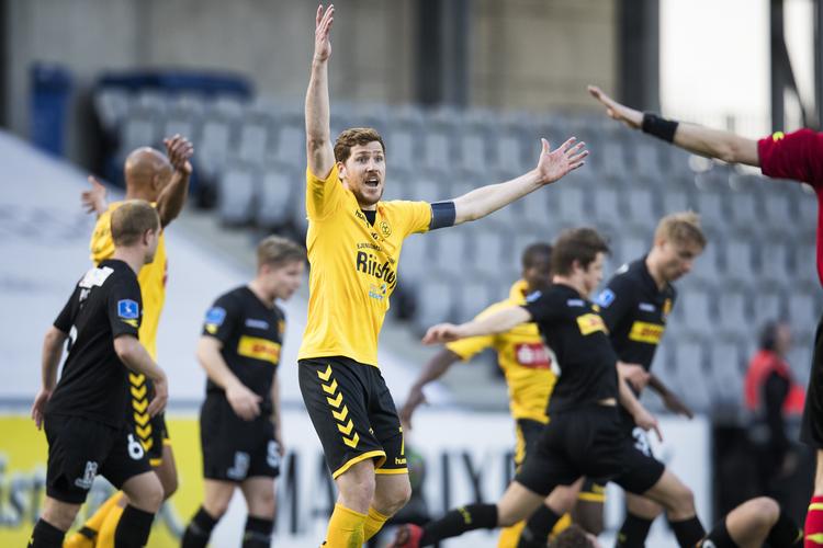 Horsens-anfører Mathias Nielsen  appellerer for Nordsjællandsk hånd på bolden og dermed straffespark i starten af Alka Superliga-kampen mellem AC Horsens og FC Nordsjælland på Casa Arena.
   Frank Cilius/Ritzau Scanpix