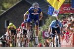 Julian Alaphillippe har tilkæmpet sig det afgørende forspring på Mur de Huy og vinder Flèche Wallonne foran Alejandro Valverde (t.h.)
   Geert Vanden Wijngaert/AP