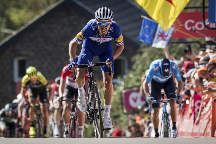 Julian Alaphillippe har tilkæmpet sig det afgørende forspring på Mur de Huy og vinder Flèche Wallonne foran Alejandro Valverde (t.h.)
   Geert Vanden Wijngaert/AP