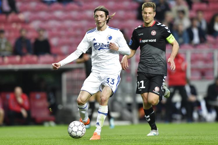 FCK's Rasmus Falk  og AaBs Kasper Risgård kæmper om bolden. Anders Kjærbye/scanpix/Ritzau Scanpix