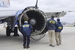 Nærmere undersøgelser skal fastslå omstændighederne omkring en ulykke, hvor et fly fra  Southwest Airlines måtte nødlande i Philadelphia International Airport, efter en del af flyets ene motor faldt af og ramte et vindue. En kvinde blev dræbt.  /AP