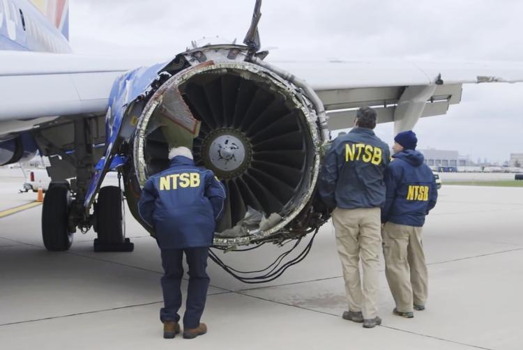 Nærmere undersøgelser skal fastslå omstændighederne omkring en ulykke, hvor et fly fra  Southwest Airlines måtte nødlande i Philadelphia International Airport, efter en del af flyets ene motor faldt af og ramte et vindue. En kvinde blev dræbt.  /AP