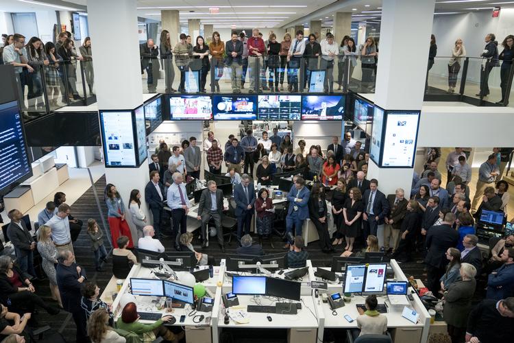 Medarbejderne på Washington Post har samlet sig, efter de har vundet to Pulitzer-priser. Den ene deler de med New York Times for deres dækning af mulig russisk indblanding i præsidentvalget, og den anden vandt de for undersøgelse journalistik i afsløringen af Alabama-politikeren Roy Moores misbrug af unge piger. 
   Andrew Harnik/AP