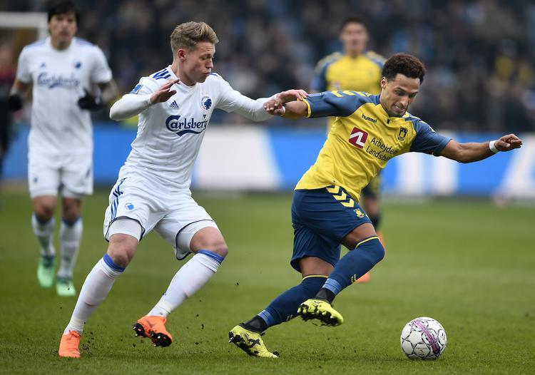 
Hany Mukhtar, her i en duel med FCK's Viktor Fischer i søndagens 2-1-kamp i Brøndby, er to af de absolut bedste spillere i Superligaen. FCM-anfører Jakob Poulsen er lige så vigtig for sit hold,  og Mukhtar og Poulsen får stor betydning for, hvordan storkampen FCM-Brøndby forløber og ender i aften på MCH Arena i Herning
   Poulsen Lars/POLFOTO