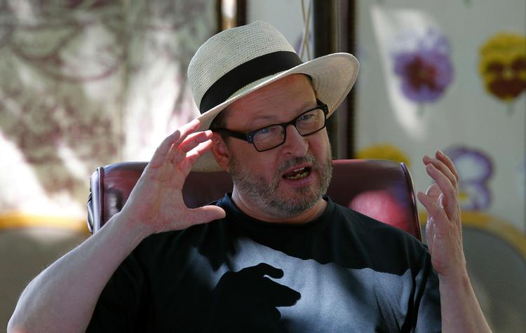 Han er med. Og så alligevel ikke. Lars von Triers film skal ikke dyste i konkurrence i Cannes.  Francois Mori/AP