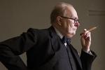 Gary Oldman spiller rollen som den cigarrygende Winston Churchill i filmen 'Darkest Hour'. Det var blot en af årets Oscar-nomierede film, der indholdt rygning. Jack English/AP