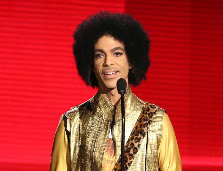 På billedet, der er fra 2015, modtog Prince en pris til the American Music Awards i Los Angeles. Musikeren døde som 57-årig 21. april 2016.  Matt Sayles/AP