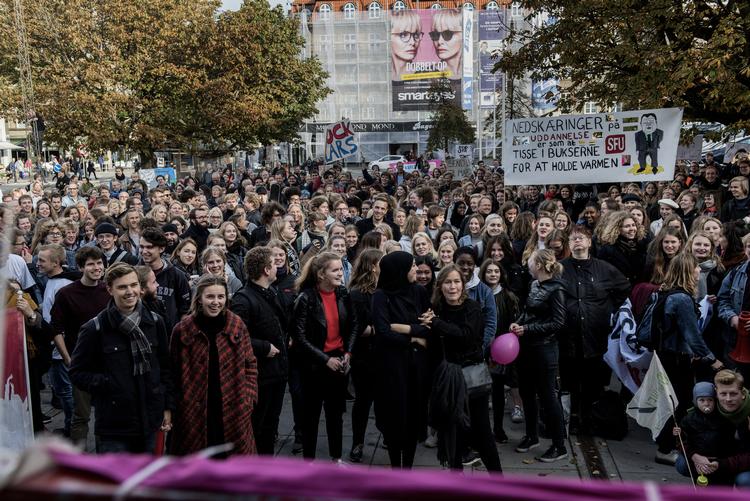 14 studenterforeninger, der repræsenterer mere end 150.000 studerende, bekender kulør i overenskomstforhandlinger. På billedet ses en folk studerende til demonstration mod nedskæringer på uddannelsesområdet i 2015.   Lau-nielsen Morten/POLFOTO