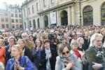 Torsdag eftermiddag var der fyldt med demonstranter på Stortorget foran det Svenske Akademi. Mange var iført såkaldte knytblus - en sløjfebluse.  Jonas Ekströmer/TT/Ritzau Scanpix/Ritzau Scanpix