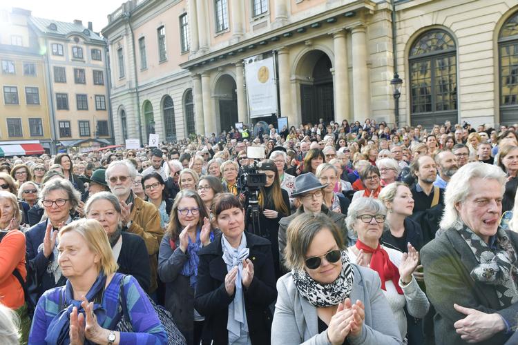 Torsdag eftermiddag var der fyldt med demonstranter på Stortorget foran det Svenske Akademi. Mange var iført såkaldte knytblus - en sløjfebluse.  Jonas Ekströmer/TT/Ritzau Scanpix/Ritzau Scanpix