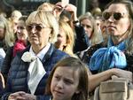 En lang række kvinder iført knytbluser demonstrede for knap to år siden for at vise deres støtte til Sara Danius, da hun trak sig tilbage fra Nobel-akademiet.   Jonas Ekstromer/AP