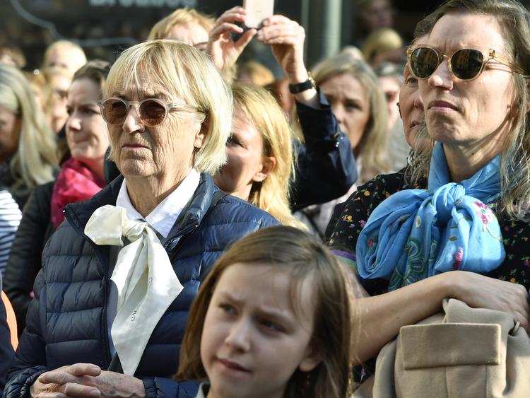 En lang række kvinder iført knytbluser demonstrede for knap to år siden for at vise deres støtte til Sara Danius, da hun trak sig tilbage fra Nobel-akademiet.   Jonas Ekstromer/AP