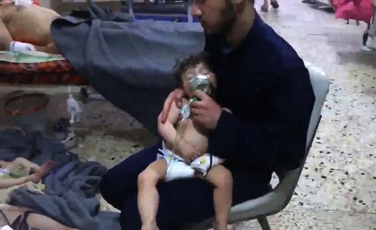 De storpolitiske spændinger er forøget, efter USA nu hævder at have oplysinger om, at Rusland og Syrien fjerner beviser for det kemiske angreb, som ifølge Vesten fandt sted 7. april.  Ho/Ritzau Scanpix