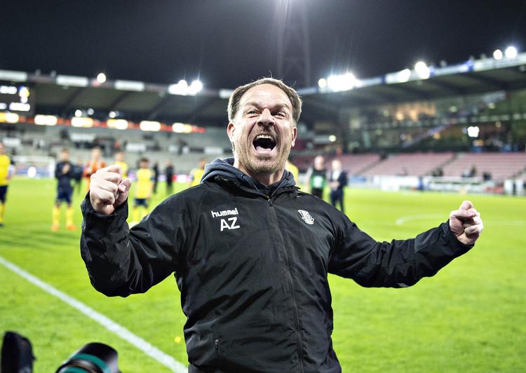
    Brøndbys cheftræner Alexander Zorniger jublede  efter sejren med Brøndbys fans i Herning.  Henning Bagger/Ritzau Scanpix