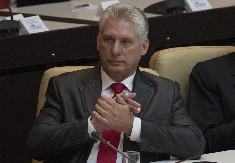 Cubas nye præsident, Miguel Díaz-Canel (th.), der fylder 58 år i dag, svor loyalitet over for brødrene Fidel og Raúl Castro, da han i går under sin tiltrædelsestale sagde: »Vi vil være tro mod arven fra Fidel Castro, den historiske leder af den cubanske revolution, og også mod Rául Castros eksempel, værdier og lære«.   Desmond Boylan/AP