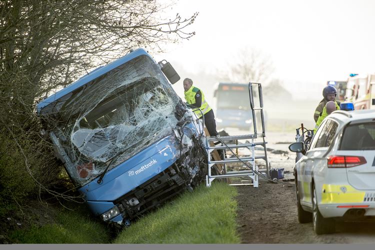 Den forulykkede bus endte i grøften.  Morten Pape/Ritzau Scanpix