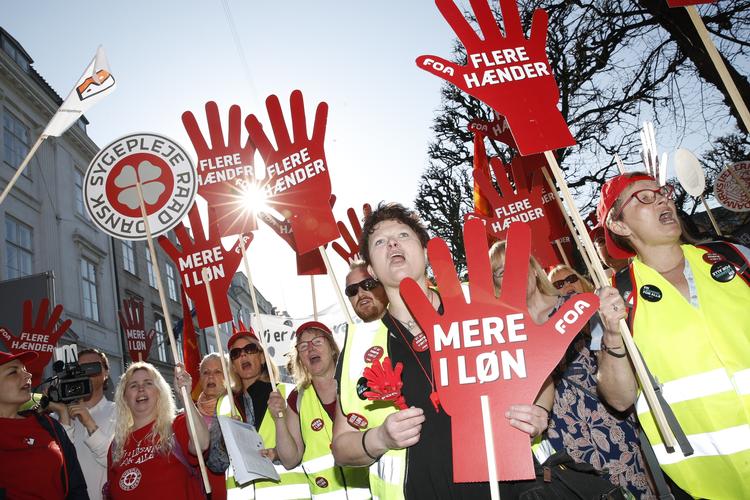 Igen i dag står der mange demonstranter foran Forligsen i København, for forhandlerne på det offentlige område klokken 10 indleder, hvad der kan blive, de sidste forhandlinger om en ny overenskomst.  Jacob Ehrbahn