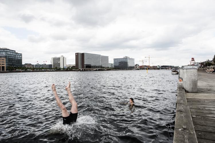 Efter en tur i bølgerne vågner hjernen op af tågen, og du bliver grebet af vilje og måske mod. Arkivfoto: Thomas Emil Sørensen