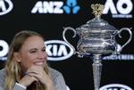 Caroline Wozniacki med Australien Open-trofæet, som hun vandt i januar efter en gyserkamp mod Simona Halep.  Vincent Thian/AP