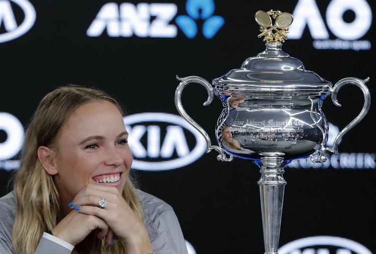 Caroline Wozniacki med Australien Open-trofæet, som hun vandt i januar efter en gyserkamp mod Simona Halep.  Vincent Thian/AP