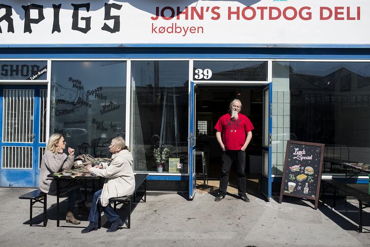 John Michael Jensen havde i flere år en pølsevogn foran Hovedbanegården, men rykkede sidste år ind på en fast adresse i Kødbyen. I 2015 vandt han Ibyen-prisen for årets bedste takeaway. 
   Arkivfoto: Cicilie S. Andersen/POLFOTO