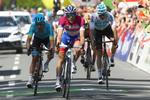 Thibaut Pinot i førertrøjen, Miguel Angel Lopez, nr 3 i slutstillingen (t.v.), og Chris Froome, nr. 4, krydser målstregen på sidste etape i Tour of the Alps næsten side om side, mens nr. 2 Domenico Pozzovivo er skjult lige efter. Foto: Pentaphoto. 