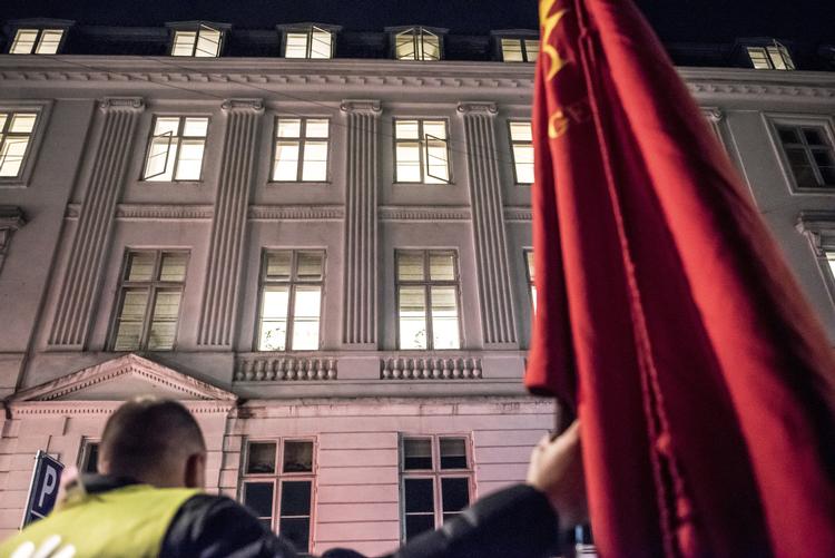 Forhandlingerne fortsætter i Forligsinstitutionen på Sankt Annæ Plads i København fredag. Forhandlerne stikker af og til hovedet ud på gaden til demonstranterne. Mads Claus Rasmussen/Ritzau Scanpix
