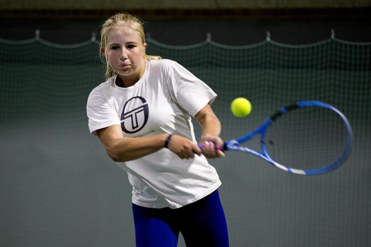 Clara Tauson får en masse brugbar erfaring ved i denne weekend at spille sine første Fed Cup-kampe for Danmark. Og det er gået rigtig godt. 
   Finn Frandsen/POLFOTO