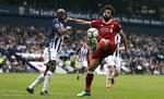 Liverpools Mohamed Salah (th.) kom atter på måltavlen lørdag eftermiddag hos West Bromwich Albion, der dog sikrede uafgjort på en god finish.
    
   Nigel French/AP
