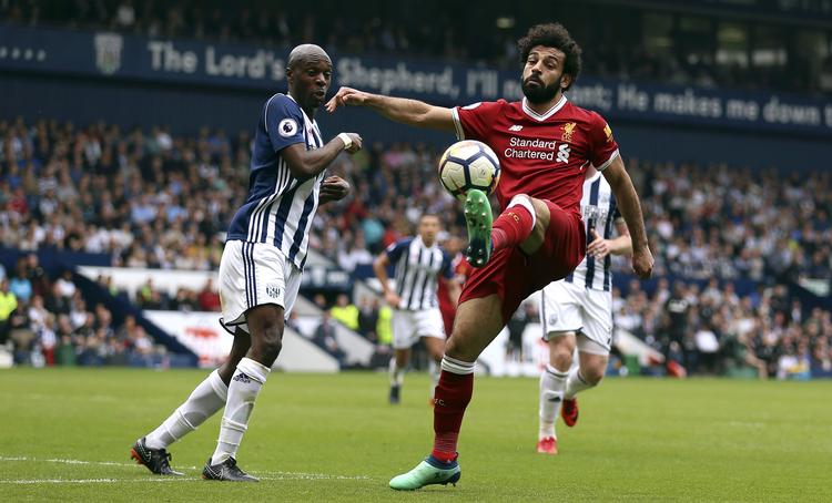 Liverpools Mohamed Salah (th.) kom atter på måltavlen lørdag eftermiddag hos West Bromwich Albion, der dog sikrede uafgjort på en god finish.
    
   Nigel French/AP