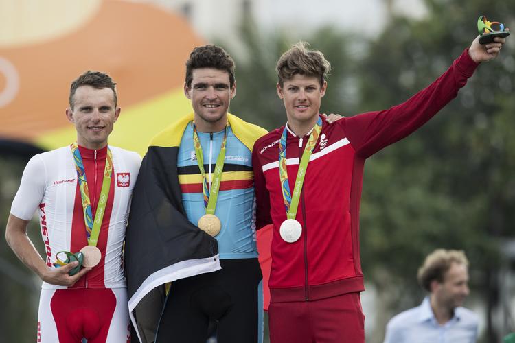 At Jakob Fuglsang - her på sejrsskamlen sammen med den belgiske guldvinder Greg Van Avermaet og polakken Rafal Majka - var lykkelig for sin olympiske sølvmerdalje var ikke til at tage fejl af, og bedriften i Rio har siden haft overmåde stor positiv indflydelse på danskerens videre karriere.
   Tycho Gregers/POLFOTO