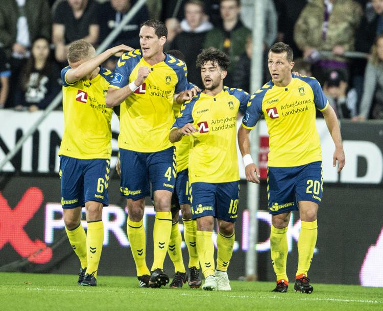 
 Brøndby-spillerne har meget at juble over. Her har Kamil Wilczek (th) lige udlignet til 2-2 i kampen mod FC Midtjylland torsdag aften, da Brøndby vandt 3-2. Den polske angriber er karantæneramt og ikke med i udekampen mod FC Nordsjælland i aften
   Henning Bagger/Ritzau Scanpix
