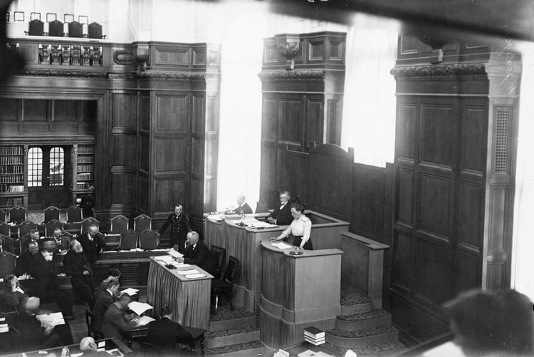 
Elna Munch taler som den første kvinde i den danske Rigsdag 1918.

   Holger Damgaard/POLFOTO