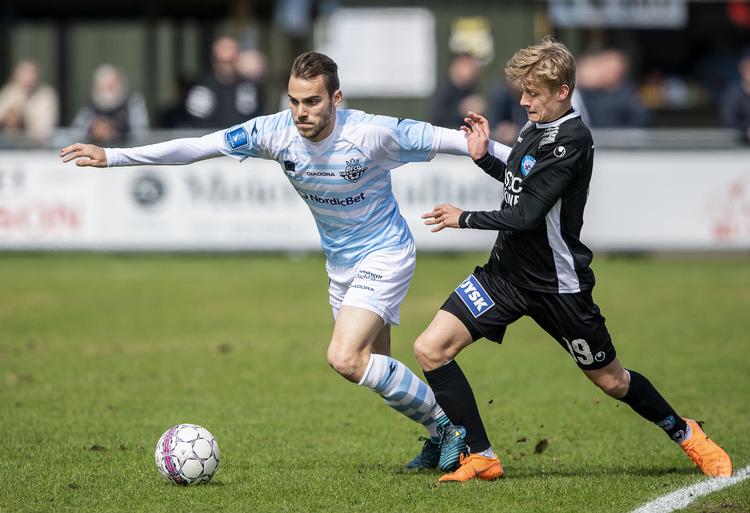 Felipe Tontini (tv.) fra FC Helsingør kæmper om bolden med Magnus Mattsson fra Silkeborg. Kampen endte uden mål. Anders Kjærbye/Ritzau Scanpix