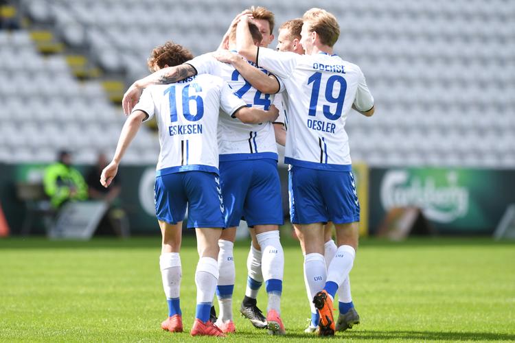 OB spiller Lyngby ud af banen. Claus Fisker/Ritzau Scanpix