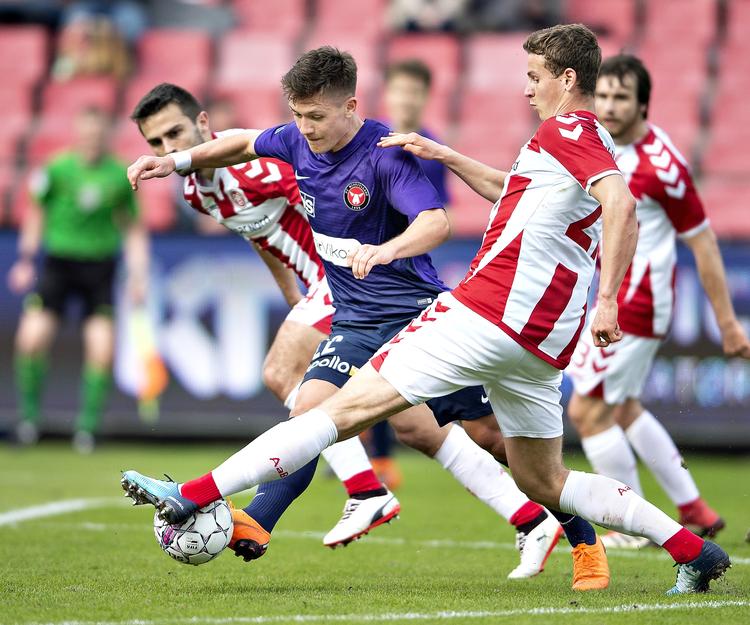 FC Midtjyllands Mikkel Duelund i kamp mod AaB's Oliver Abildgaard. Henning Bagger/Ritzau Scanpix