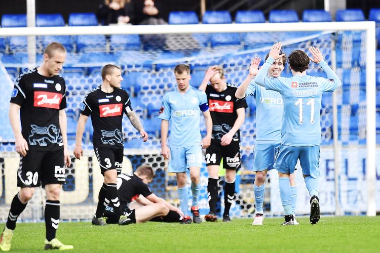 Saba Lobzhanidze  sænkede næsten ene mand SønderjyskE med sin tre scoringer. Her jubler han sammen med holdkammeraterne over sit mål til 3-0. Bo Amstrup/Ritzau Scanpix