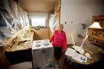 Marie Andersen er en af beboerne, der har mærket, hvor voldsomt en renovering kan påvirke hverdagen: Håndværkere, der kommer og går uden at orientere, rod overalt, frygt for asbeststøv. Arkivfoto Finn Frandsen/POLFOTO