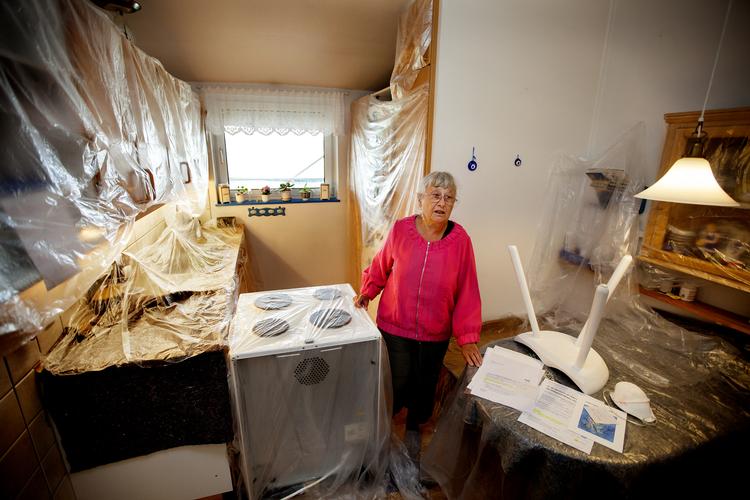 Marie Andersen er en af beboerne, der har mærket, hvor voldsomt en renovering kan påvirke hverdagen: Håndværkere, der kommer og går uden at orientere, rod overalt, frygt for asbeststøv. Arkivfoto Finn Frandsen/POLFOTO