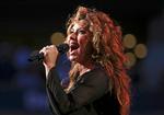 Når først man har bevæget sig ind på emnet politik, er man damned if you do, damned if you don't. Det har sangerinden Shania Twain fået at føle. Fioto: AP Kathy Willens/AP