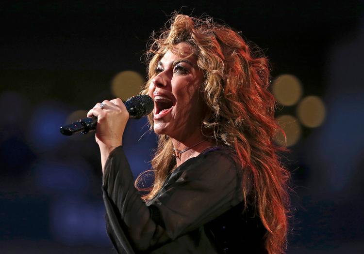 Når først man har bevæget sig ind på emnet politik, er man damned if you do, damned if you don't. Det har sangerinden Shania Twain fået at føle. Fioto: AP Kathy Willens/AP