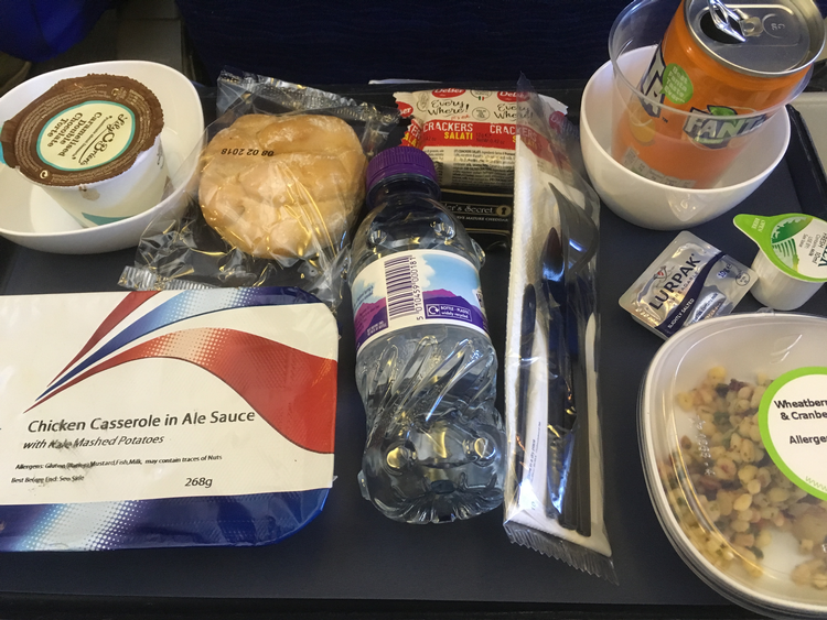 Der er nu mere mad på bakken, og der serveres en del små måltider på BA's langdistancefly. Det gør rejsen langt mere udholdelig, ikke mindst for børn. Kristoffer Flakstad
