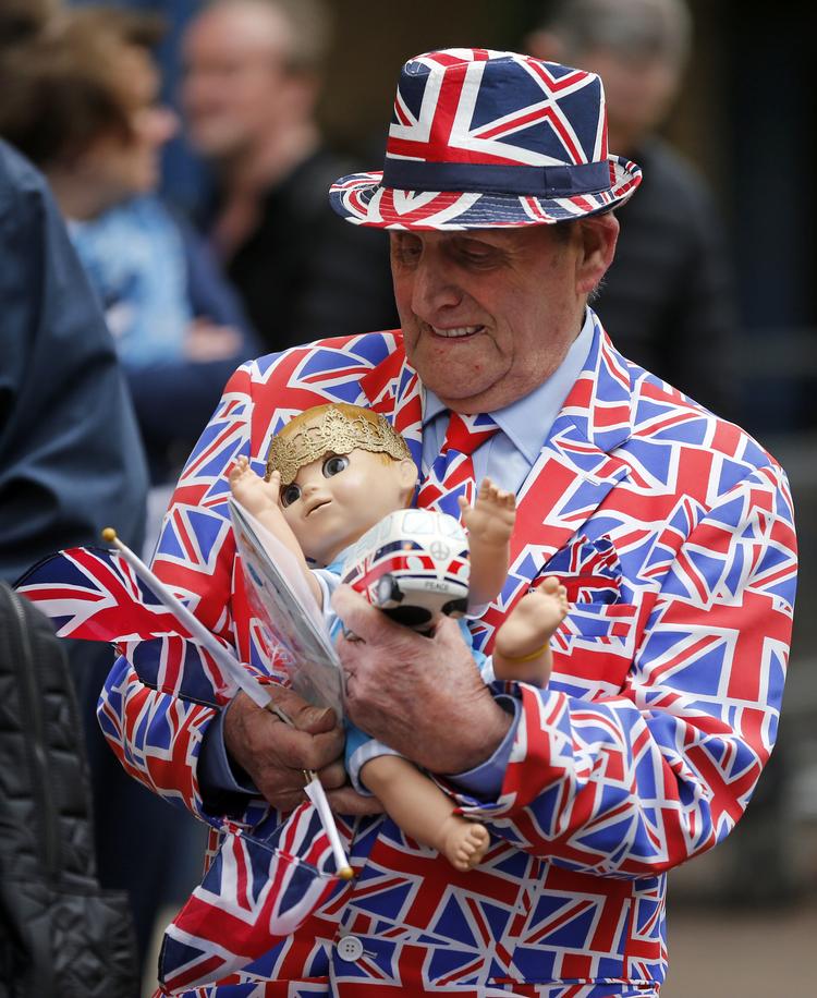 En inkarneret kongehus-fan har taget opstilling uden for St. Mary's Hospital i London, hvor den engelske hertuginde i dag har født en søn. Frank Augstein/AP