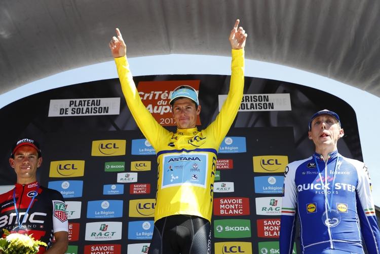 Jakob Fuglsang jubler på podiet som vinder af sidste års Crtitérium du Dauphiné, mens Richie Porte (t.v.) og Dan Martin ser knap så begejstrede ud. Fra i dag tørner de atter sammen i Tour de Romandie. 