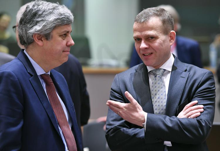 Finansminister Petteri Orpo (th) vil lade en universalstøtte erstatte landets forsøg med borgerløn. Geert Vanden Wijngaert/AP