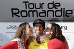 Heller ikke i Schweiz har de droppet kyssepigerne, og det synes den australske sejrherre på prologen i Tour de Romandie Michael Matthews at have det helt fint med.
   Jean-christophe Bott/AP