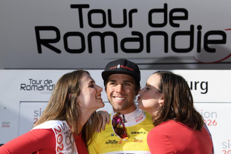 Heller ikke i Schweiz har de droppet kyssepigerne, og det synes den australske sejrherre på prologen i Tour de Romandie Michael Matthews at have det helt fint med.
   Jean-christophe Bott/AP