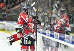 Efter målet til 2-0 blev Peter Quenneville mast i banden glade medspillere. Henning Bagger/Ritzau Scanpix