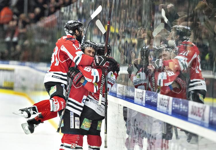 Efter målet til 2-0 blev Peter Quenneville mast i banden glade medspillere. Henning Bagger/Ritzau Scanpix