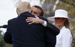 Emmanuel Macron og Donald Trump bekræfter deres bromance med en ordentlig krammer tirsdag foran Det Hvide Hus med Melanie Trump som vidne. Carolyn Kaster/AP